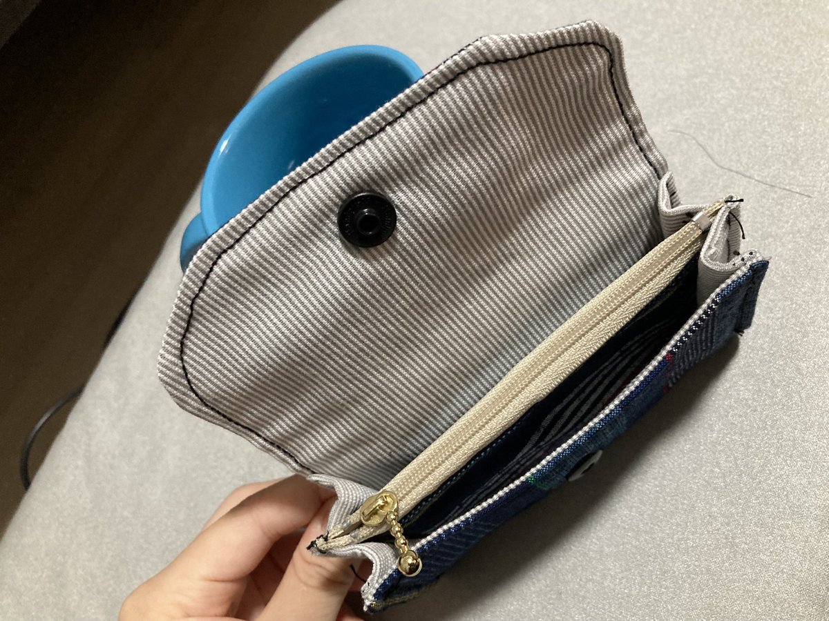 SW_s_CH's tweet photo. 【お品書き】

6, ミニ財布 ¥2,000-

13cm×8cmのミニサイズのお財布です。
お出かけ用にしてもよし！
異世界用にしてもよし！
小銭を入れる場所も作っていますので、アクセサリー入れとしてもご使用いただけます！

#ガラクタ魔女
#SWCH
#アーティズムマーケット https://t.co/jBmU1rUPmU