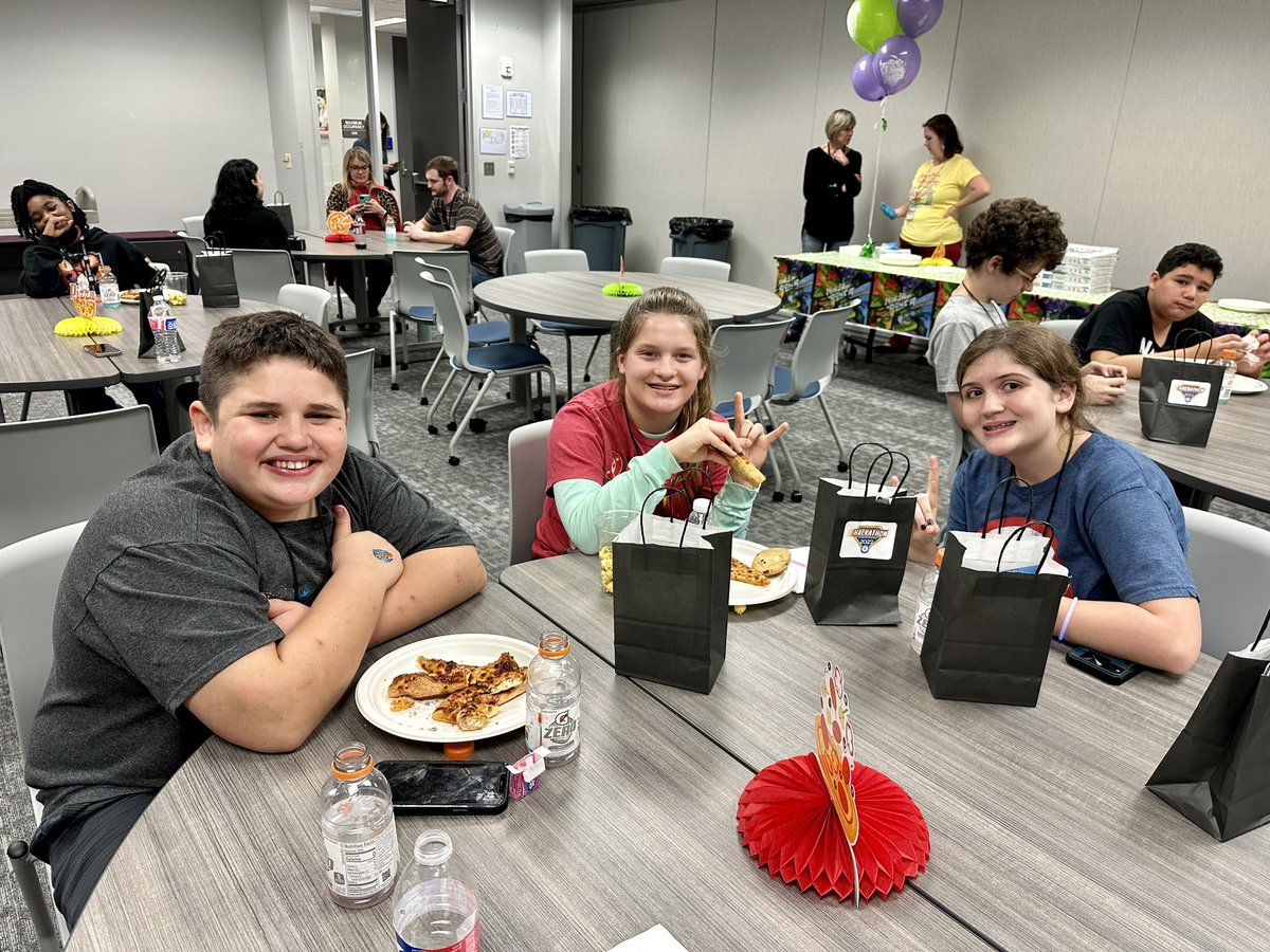MoliverMediaSp's tweet photo. Humble ISD middle school students are having a super time at Hackathon!! @HumbleISD #HumbleISDcodes https://t.co/upYSunXQ0v