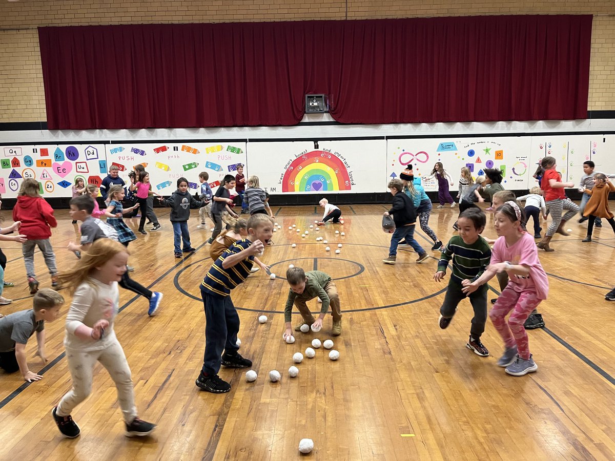 wigginthird's tweet photo. Kinder Buddy snowball fight https://t.co/4eJv6d0Rdj