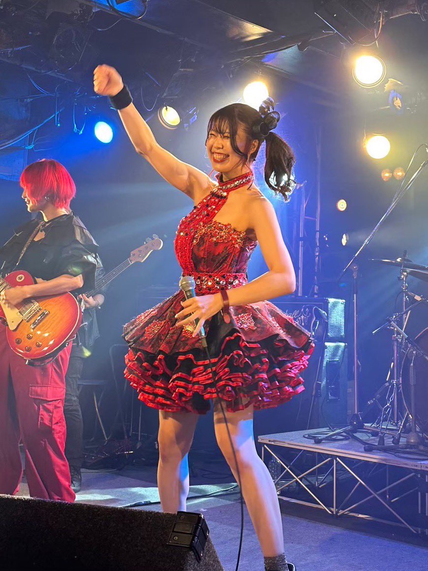 mcone_info's tweet photo. 《出演者紹介》
紅城帆香（@Akagi_Honoka ）

シンガー／モデル
今年は初の生誕ワンマンライブに成功。

富士急ハイランド出演
TOKYO MX出演
全日本ロードレースクイーン
ファッションショーなど
多岐に渡り活動中。

前回に続き今回も特別な何かが‼️✨

#えむこね
⬇️
https://t.co/gq8xKR0hvy https://t.co/vGpdh8ymQT