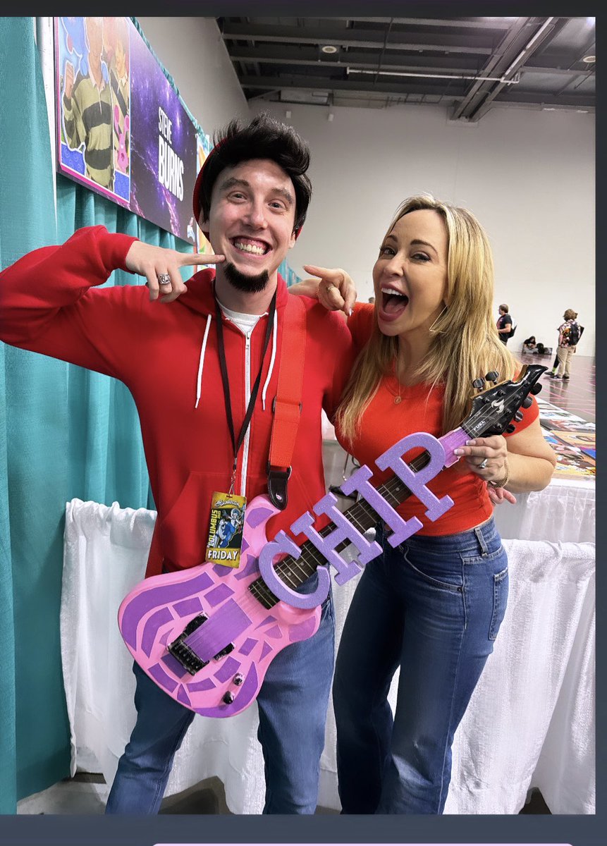 tarastrong's tweet photo. Some #ShinyTeeth! @GalaxyConCMH https://t.co/8NgOvvM7Vf