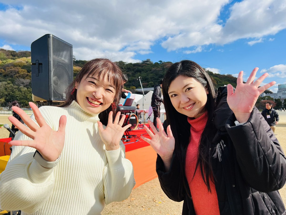 RNB1116's tweet photo. 障がい者芸術文化祭2023
〜愛顔ひろがる えひめのアート広場〜
あたたかい日差しのもと
ステージパフォーマンス
作品🎨展示にマルシェ🥕
ワークショップ☺️
やわらかく優しく時間が
城山公園で流れています🎵
13時からはユニバラえひめの
公開収録📻ゲストはRH+
#rnb1116
#smix
#ユニバラえひめ https://t.co/2Jz2Z64evY