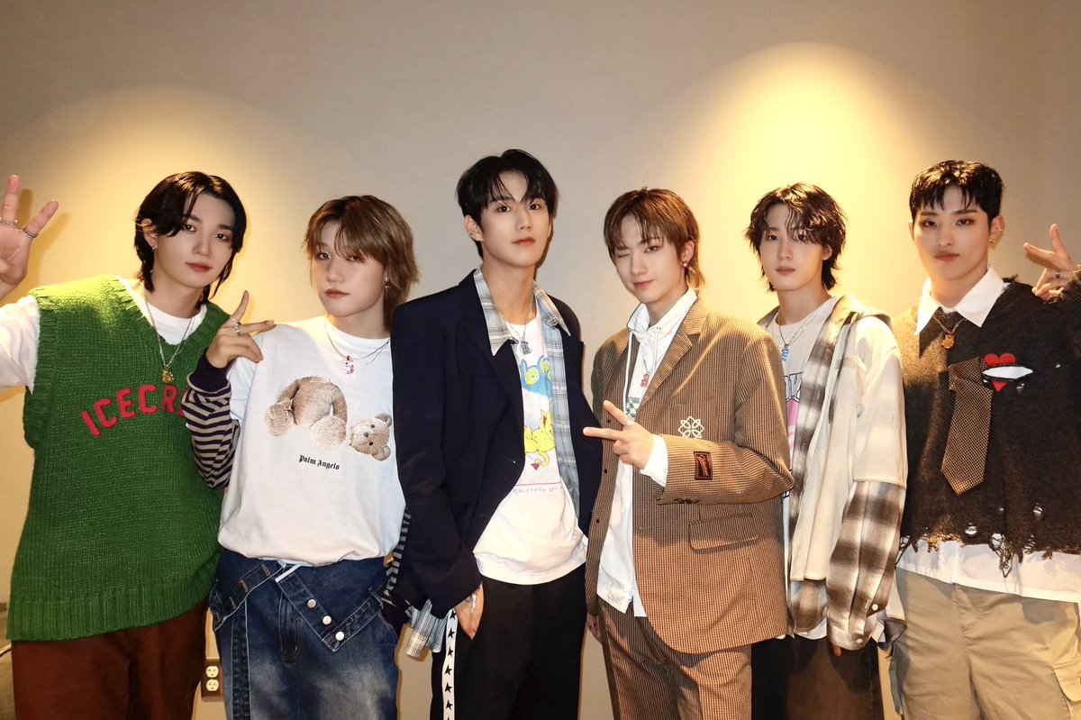 P1H_official's tweet photo. [📸] KIIS Village

P1ece의 뜨거운 응원으로 1028% Energy up🔋
1028% Energy up with P1ece's energetic support🔋

#P1Harmony #피원하모니 #P1H #KIISVillage https://t.co/FtcNIjHglU