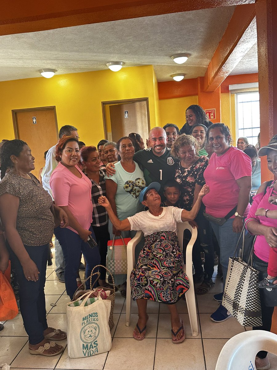 Me da gusto saludar y saber que mis amigxs de las colonias de la zona conurbada están bien de salud y con mucho ánimo para reconstruir nuestro Acapulco.

Escuchar de viva voz que están siendo atendidas y apoyadas por el Gobierno Federal y Estatal es de aplaudirse. 👏