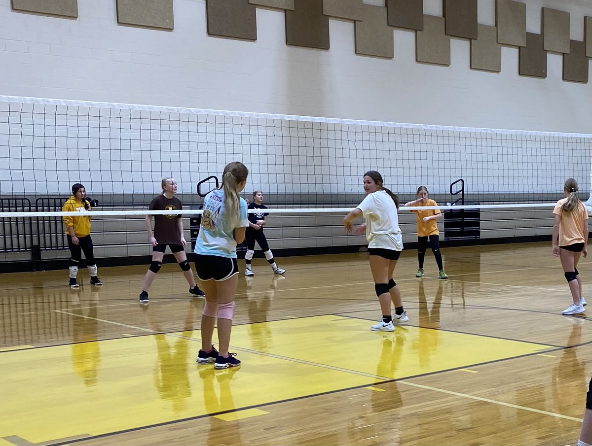 westjeffVB's tweet photo. Good turnout for MS open gym. Girls excited for VB! GO RIDERS!! https://t.co/GSodJSlK6P