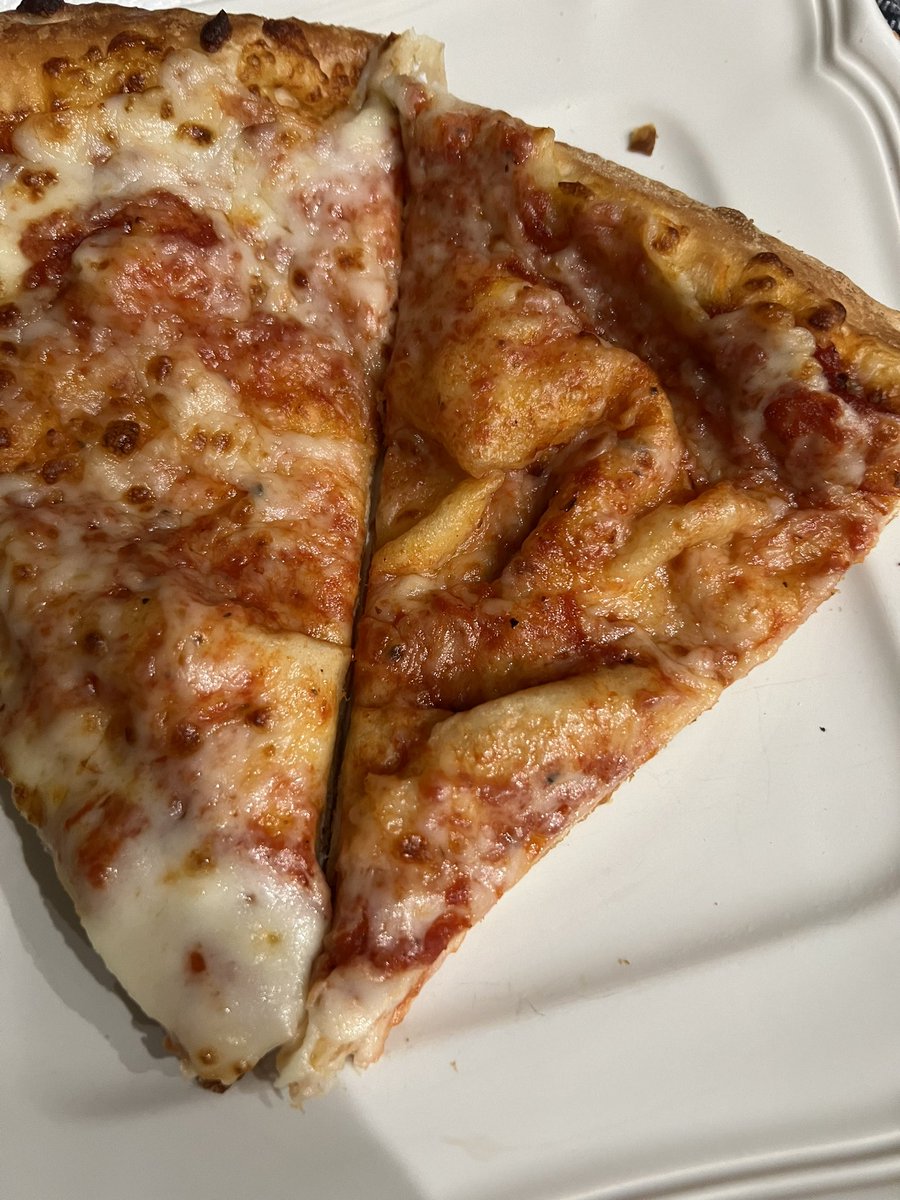 davis33's tweet photo. Hey @PapaJohns I ordered the most cheesiest deal and literally got no cheese! https://t.co/uNCJrKrrWU