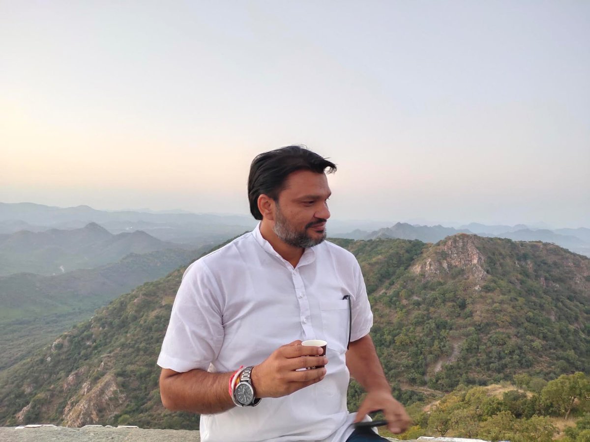 SwatiVyasrymp's tweet photo. ” जिसको जो कहना है कहने दो आपका क्या जाता है समय-समय की बात है वक्त सबका आता है…”.jai hooo lokesh bhaiya 🙏🙏  @_lokeshsharma @_Team_LS @ashokgehlot51 @RahulGandhi @YadavJi____ @Mahipalbish9e @ABPNews @RajCMO @Sukhjinder_INC https://t.co/b3K8HlnRBK