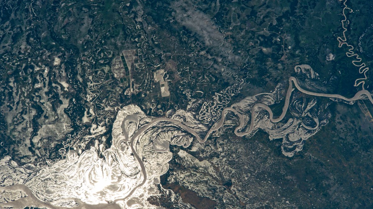 lagocardiel's tweet photo. Fotografía por la Expedición 70 @Space_Station del Río Paraguay, en la margen superior prov. del Chaco🇦🇷, margen inferior, Paraguay🇵🇾, superior derecha, el Rio Bermejo🇦🇷 @Imagen_Arg
📷 ISS070-E-26585
⏰ 19 nov. 2023 https://t.co/seyNye1Eb5