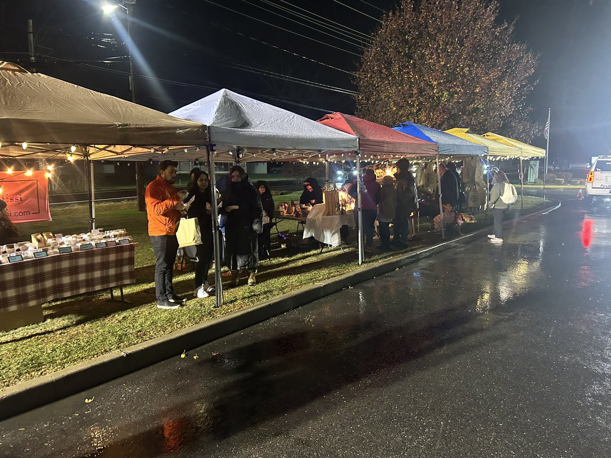 NWRECISFUN's tweet photo. Amazing turnout in the inclement weather tonight for the Town of New Windsor Christmas Tree Lighting at the Town Hall Complex thank you to everyone who came out! https://t.co/HCxvz3lvme
