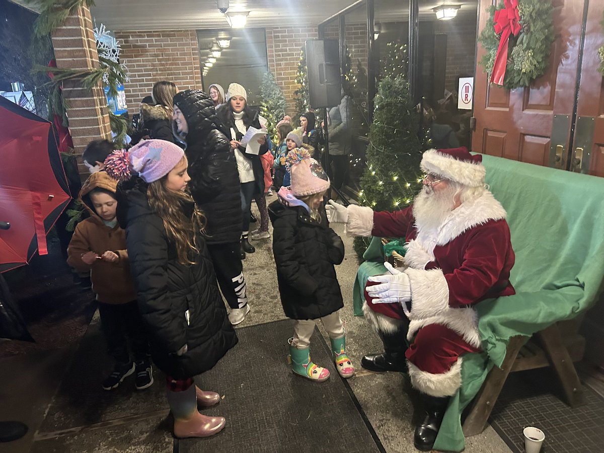 NWRECISFUN's tweet photo. Amazing turnout in the inclement weather tonight for the Town of New Windsor Christmas Tree Lighting at the Town Hall Complex thank you to everyone who came out! https://t.co/HCxvz3lvme
