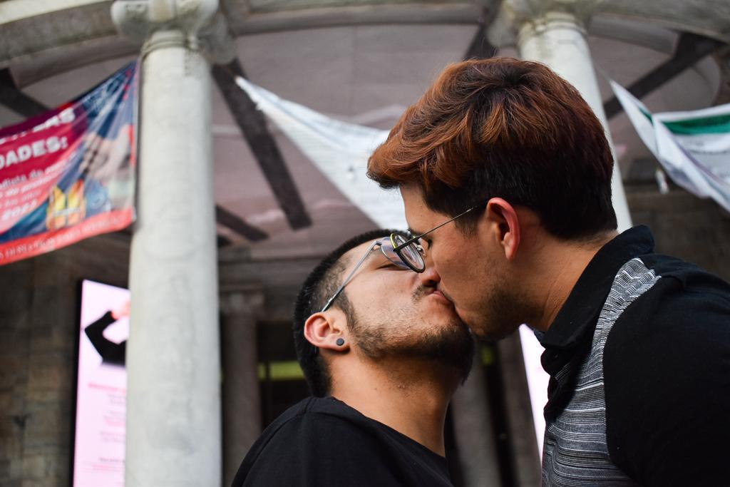 elgmx's tweet photo. #Galería. Así se dio el #Besoton💋 en la explana del Palacio de Bellas Artes por el #DíaMundialdelaLuchaContraelSIDA. Fotos de Abril Angulo / El Universal https://t.co/0ZHbdiYiCu