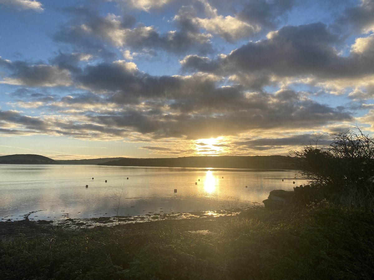 A lovely sunrise for everyone to wake up to before you start your Christmas shopping.... #cameltrail #cornwall #bikehire #cyclehire #wadebridge #padstow #christmas #shopping