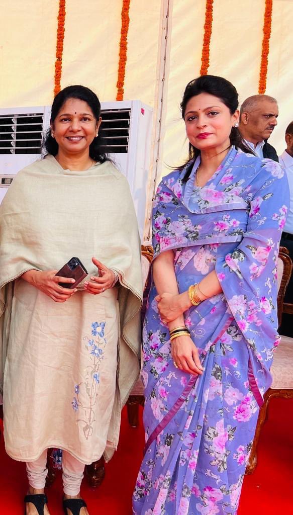 AdrijaManjari's tweet photo. Sharing a special moment with @KanimozhiDMK reminiscing about the days when Baba and Shri Karunanidhi  were leaders fighting for social justice. #TamilNadu always had a special place in Baba’s heart; the road rallies, the food, the people. 🙏🏻
#VPSingh https://t.co/G7mVe48m4q