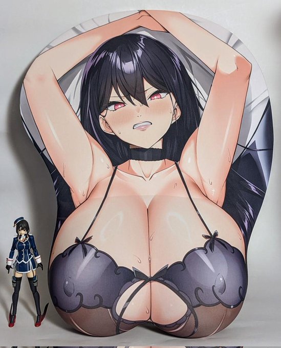 サラカエルさんの等身大おっぱいマウスパッドの試作品を頂きました。

でっっっっかい!!!! 等身大だからデカいのは分かってたけど、眼前にするといよいよデカいです。これは感動しますね。

横にあるのは一般的な1/12スケールフィギュアです。 