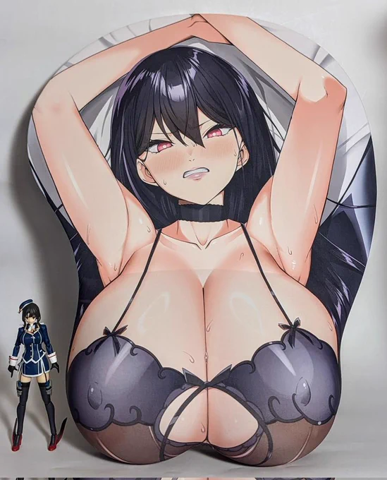 サラカエルさんの等身大おっぱいマウスパッドの試作品を頂きました。でっっっっかい!!!! 等身大だからデカいのは分かってたけど、眼前にするといよいよデカいです。これは感動しますね。横にあるのは一般的な1/12スケールフィギュアです。 