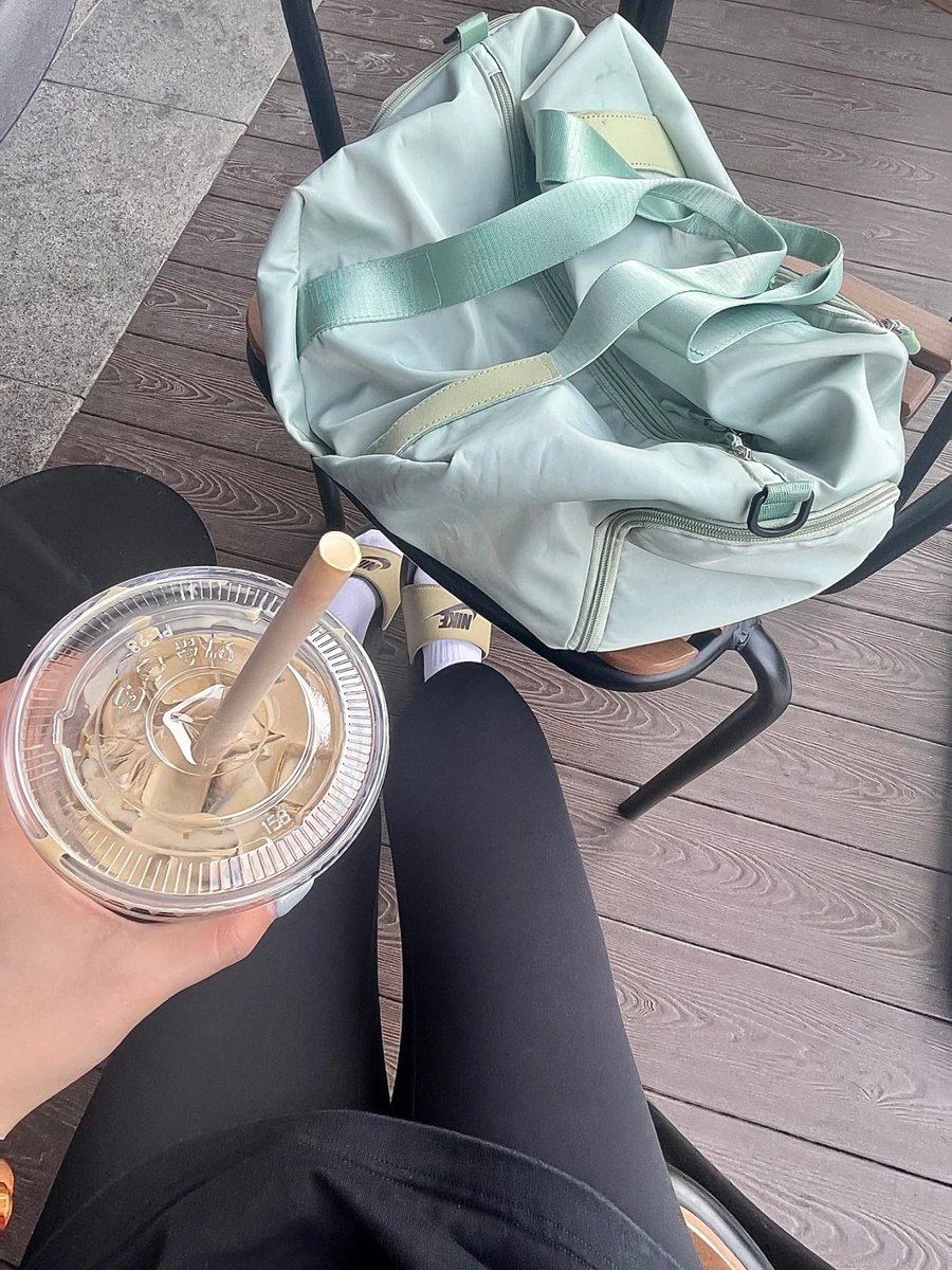 A big T-shirt and fitness pants are so comfortable. 💕