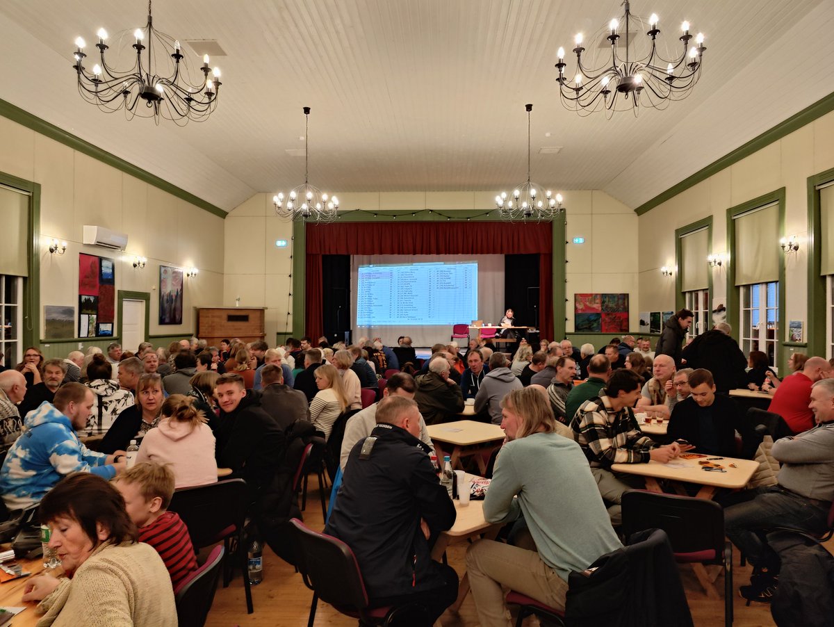 luftivend's tweet image. See on see, mis jõudu annab. Kolgaküla mälumäng toob saali täis ja jätab veel ukse taha ootejärjekorra 🤔
#mälumäng