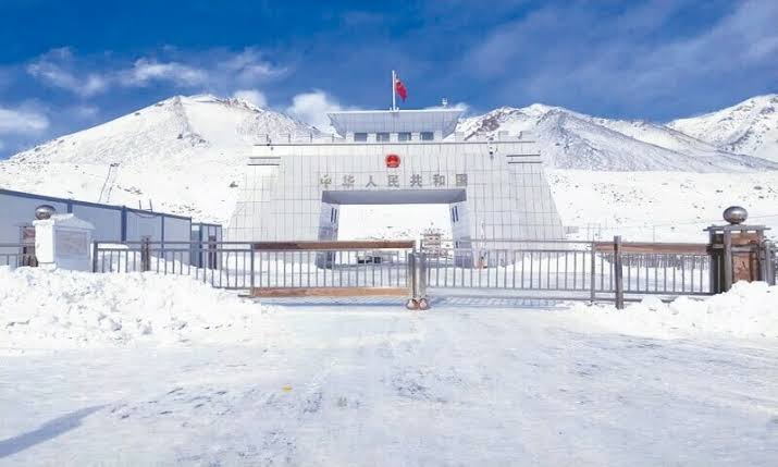 🛑 Updates! Due to heavy snowfall Pakistan-China border closed for 5 months The border between Pakistan and China at #Khunjerab Pass in Gilgit has been closed.
The border is closed due to snowfall at Khanjrab Top, which will be opened after five months on April 1. 

#PakWeather