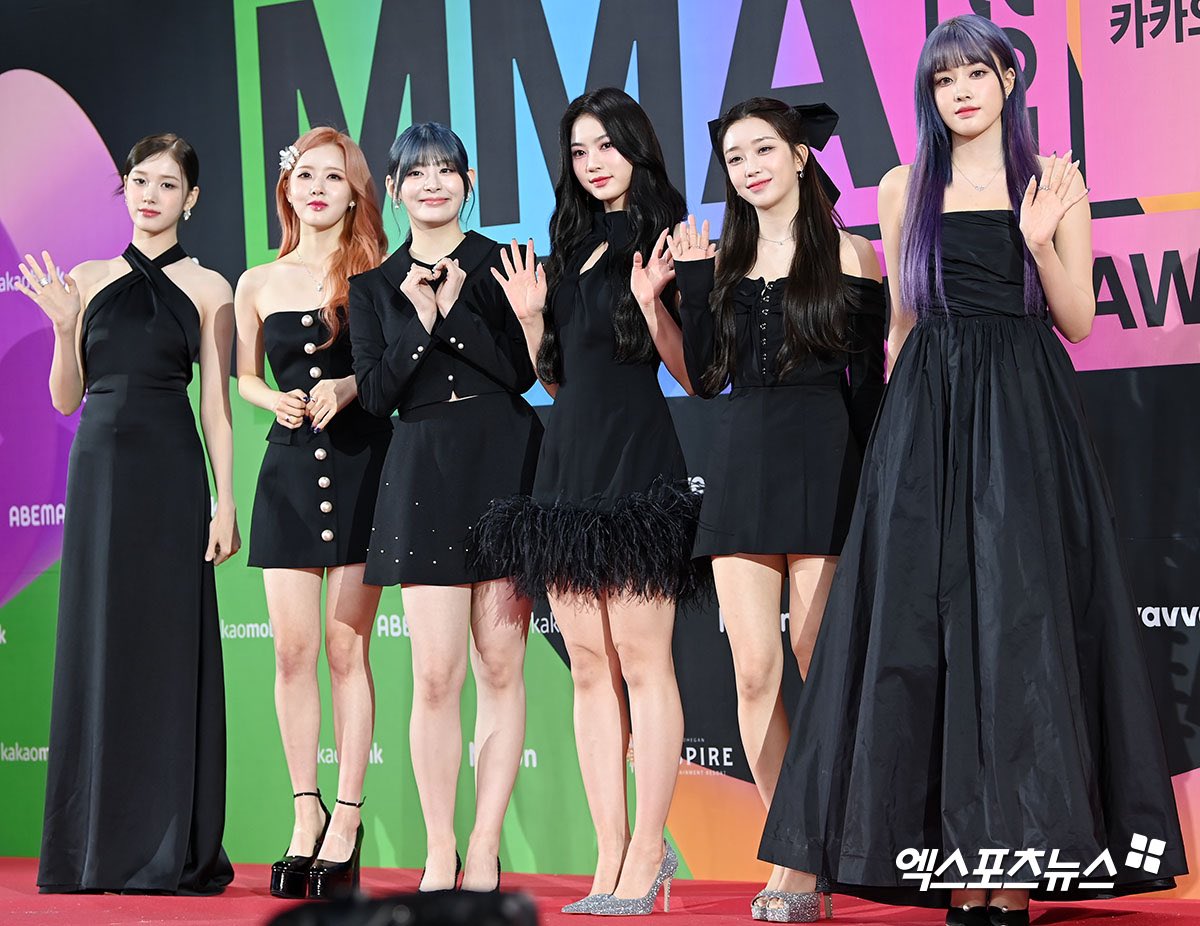 STAYC at the 2023 MelOn Music Awards red carpet.