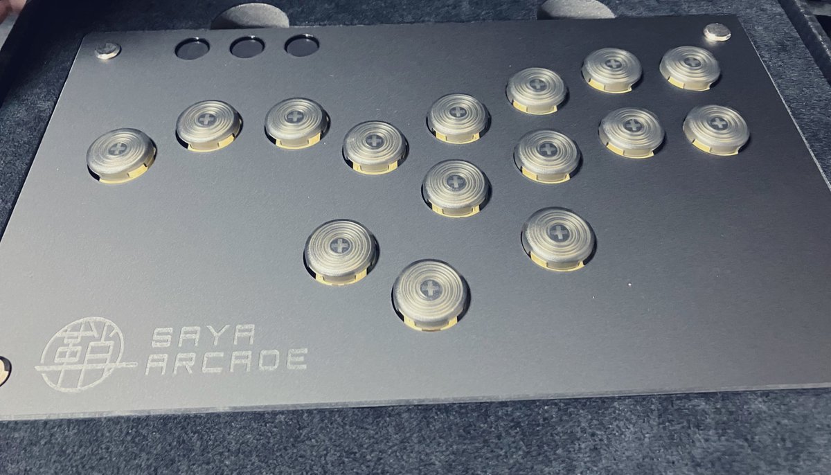ASimoF_9346's tweet photo. 注文してたレバレス届いた!最近格ゲー休み気味だったけどまた頑張るぞー #SAYA_ARCADE https://t.co/zGZkpj8TUG