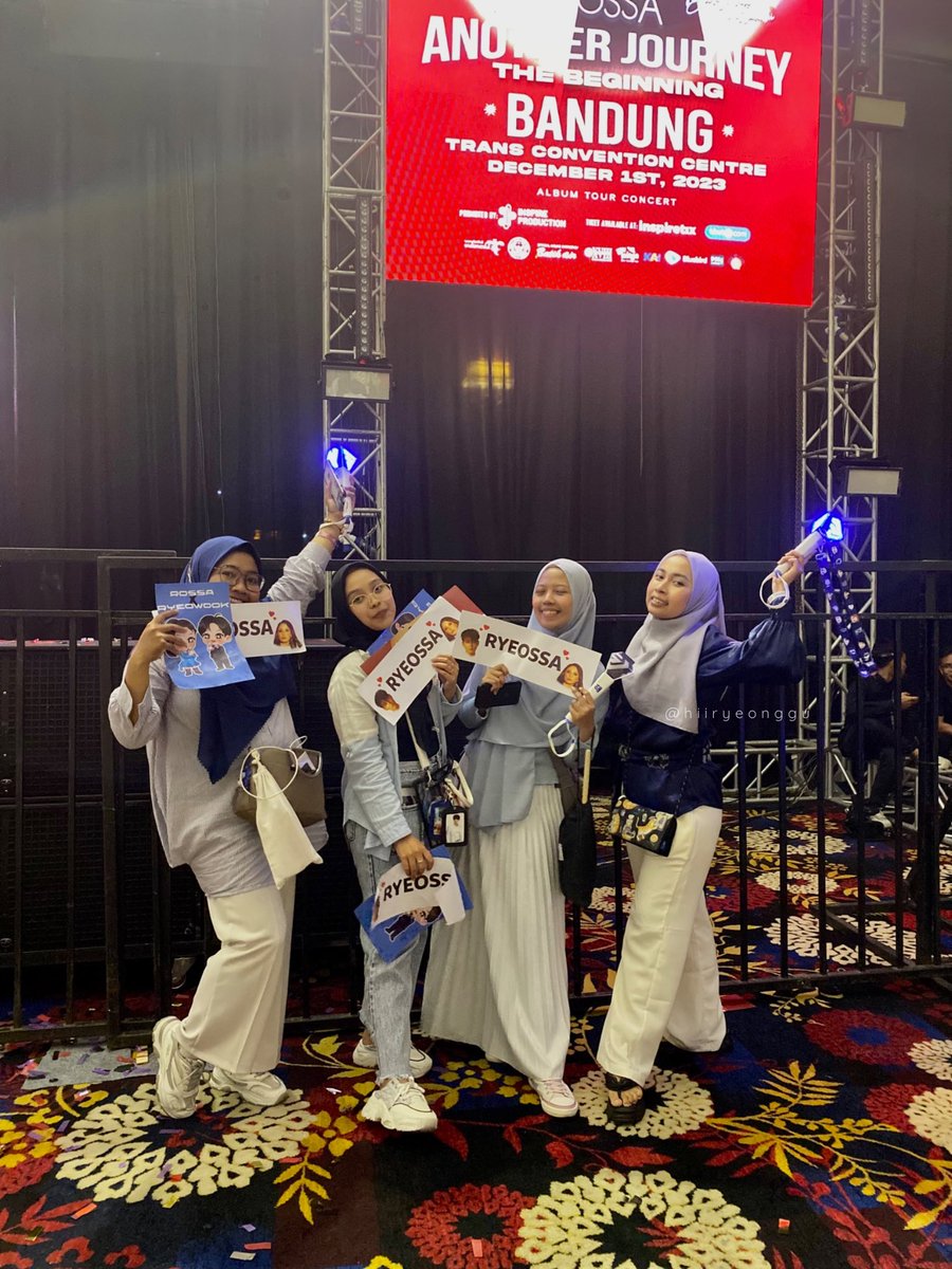 aryeonggu's tweet photo. We’ve so enjoying the night, thankyou guys biarpun aku rempong sekali @mydreamiesyou @LisaSeokyu @grspena see you next concert🥹💙
Thank you teh ocha @mynameisrossa udah mewujudkan #Ryeossa @9ryeong9 😭😭😭
#AnotherJourneyTheBeginning #RYEOWOOKinBandung #RYEOWOOK #ROSSA https://t.co/EoVVPe7Ele