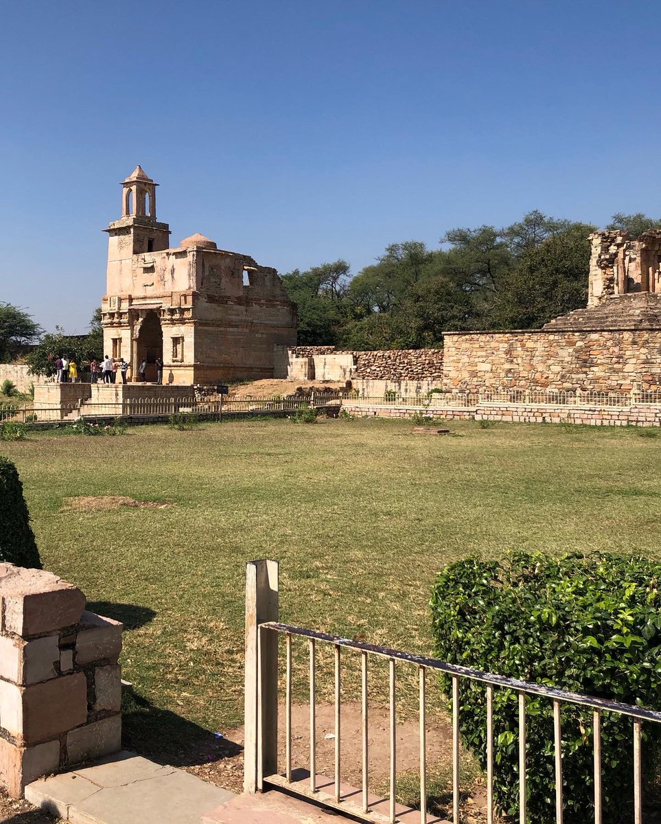 Qratours_Travel's tweet photo. One of the most glorious symbols of the indomitable #Rajput spirit is the #Chittaurgarh Fort. Set atop a 180-m-high hill, it is the largest #fort complex in #India, nearly 6 kms long and 500 m across &amp; is a #UnescoWorldHeritage Site! #dekhoapnadesh #travel #photograghy #rajasthan https://t.co/B7PzyHLJGH