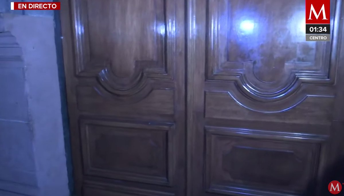 lopezdoriga's tweet photo. En este momento cierran las puertas de Palacio de Gobierno de Nuevo León; adentro queda Samuel García.

¿Esto se merece NL? https://t.co/frQqAm7fC9