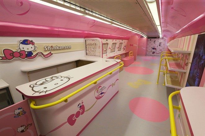 sasouumk's tweet photo. Monter à bord du train hello kitty au Japon https://t.co/xMNSpsIofN