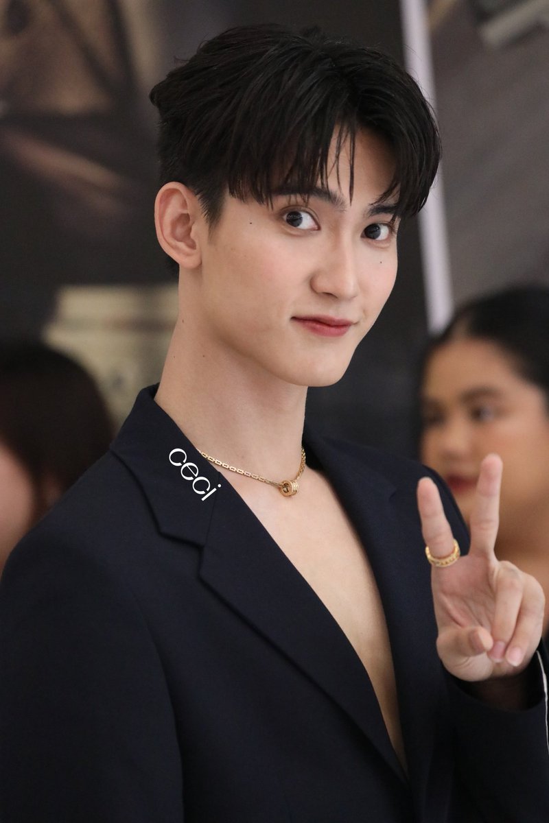 Juice20xx's tweet photo. 漂亮姐姐帮忙拍的漂亮小一🥰🥰🥰
太美了叭😘😘@firstfh5
#EMSPHERExFirst
#First_Chalongrat
#รักแรกของเฟริสท์ https://t.co/8xeXZMvI5P
