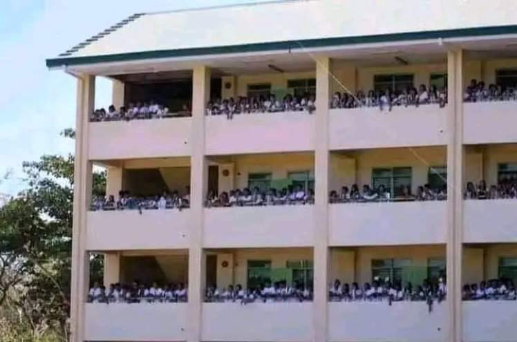 hosh1maoy's tweet photo. students sa univ namin kapag sinusundo ako ni dino: https://t.co/HXq4tTo8qQ