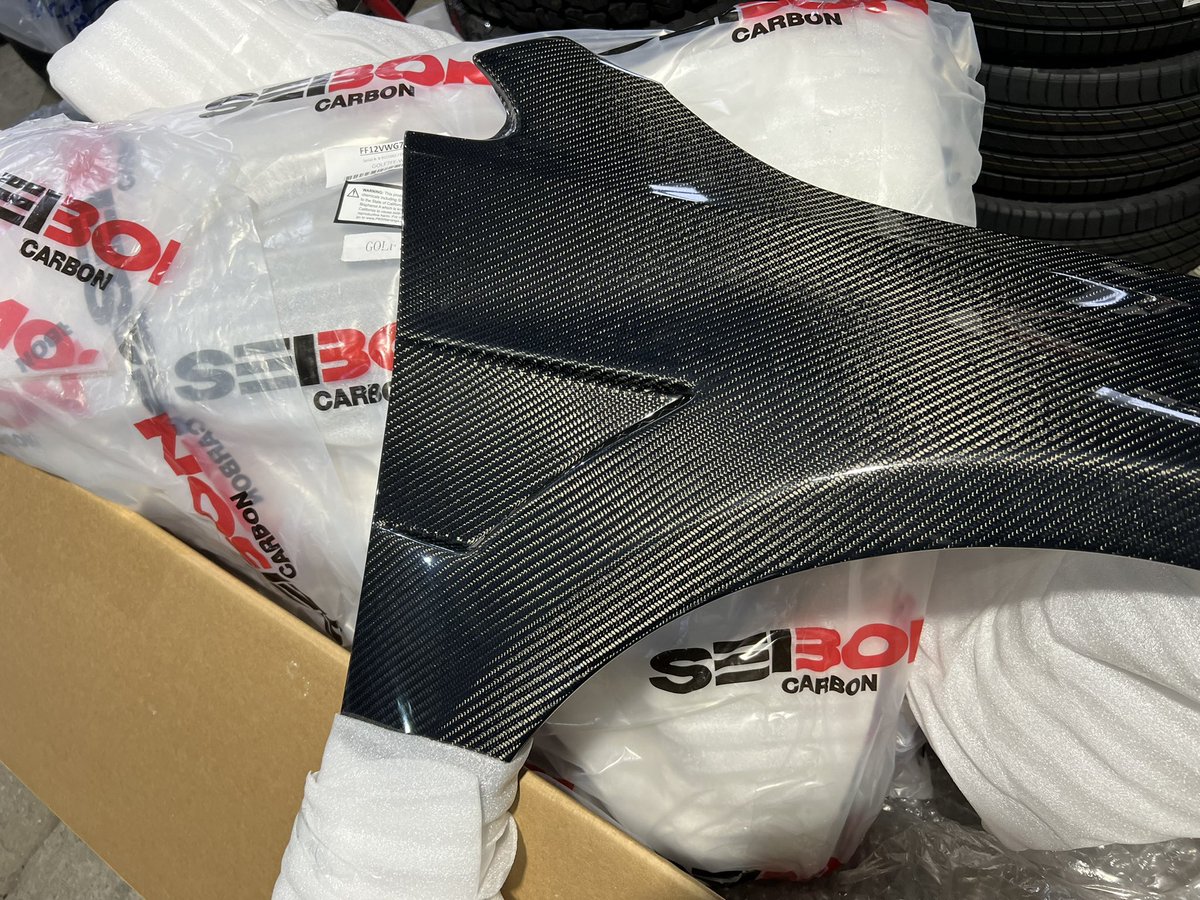 FREELINEcarsale's tweet image. お客様と一緒にSEIBON開封してみました。オブジェにもなりそう？？
#vw #golf7 #seibon #carbon  #10ミリワイド #ダクト付き
