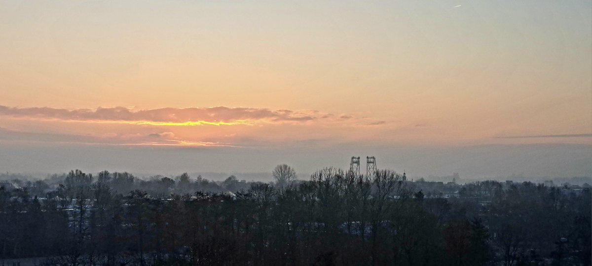 VerMeIJMERINGEN's tweet photo. Prachtig winterplaatje. #weerfoto.
Zonsopkomst in Waddinxveen. https://t.co/buxDmvZ2Eg