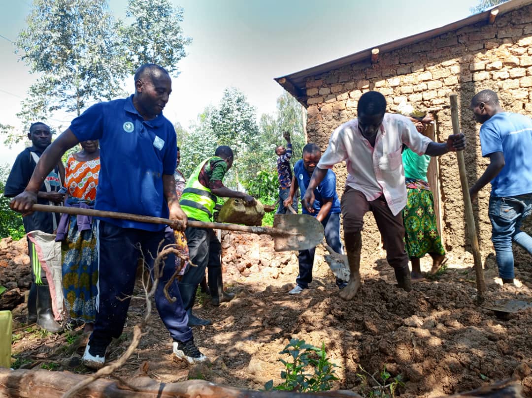 RYVCPMukoSector's tweet photo. 1/2 Uyu munsi Urubyiruko rw'Abakorerabushake ba Muko
#Muko_Youth_Vol @MusanzeDistrict 
Turi mu muganda waduhuje Nabanyamuryango Ba Byumwihariko Committee y'Umurenge ya  #FPR_INKOTANYI Kubufatanye na  CNF KU KARERE  ka Musanze #Turi_Guhoma Inzu Y'Umuturage Utishoboye
@RpfMusanze https://t.co/7Fy884fYaF