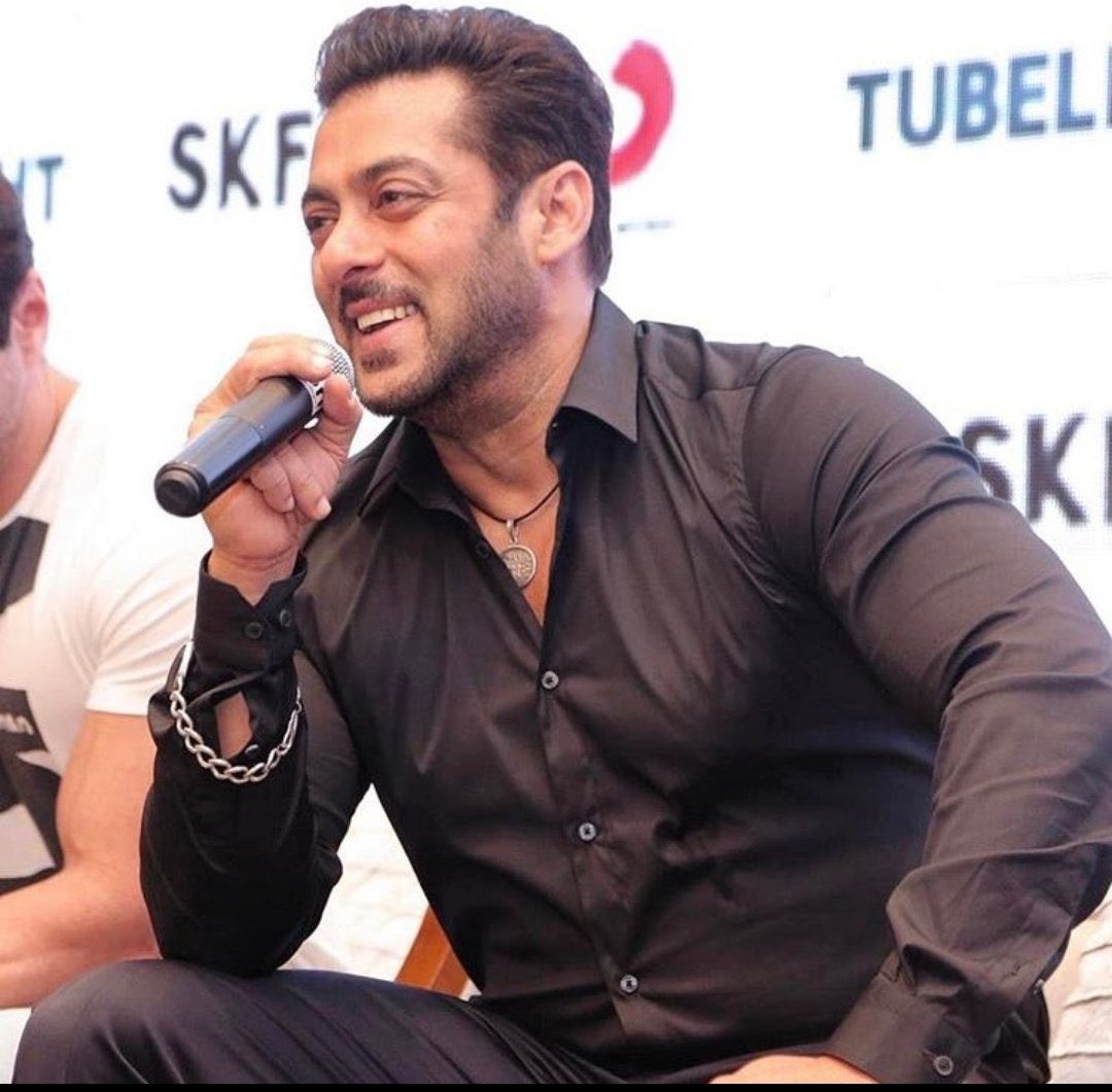 loyal4Salman1's tweet image. Highest opening Day Footfalls for a Bollywood Movie 🎥 

 #PRDP 46 Lakh
#EkThaTiger 41.2L
#Animal 39.7L
#Sultan - 39.62L
#Jawan-  39.3L

Biggest Crowd puller of 🇮🇳 cinema 🎦 #SalmanKhan.🔥 #Tiger3