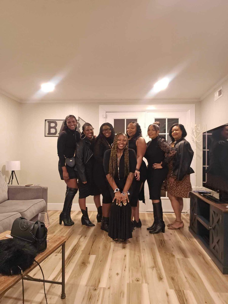 Ma_IMadeIt's tweet photo. What’s better than one black doctor….SEVEN BLACK DOCTORS ✨😎 #UKyBlackDocs #DSW #LCSW #Nashville #WritingRetreat #StudyHardPlayHarder #UKy2024 https://t.co/QBqrONCjLW