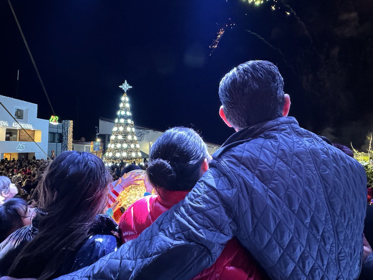 Shadia_Mtz's tweet photo. 👨‍👩‍👧‍👦👨‍👩‍👧 En familia la vida siempre es mejor. 🎄🎄🎄 https://t.co/de6K5ooYu9