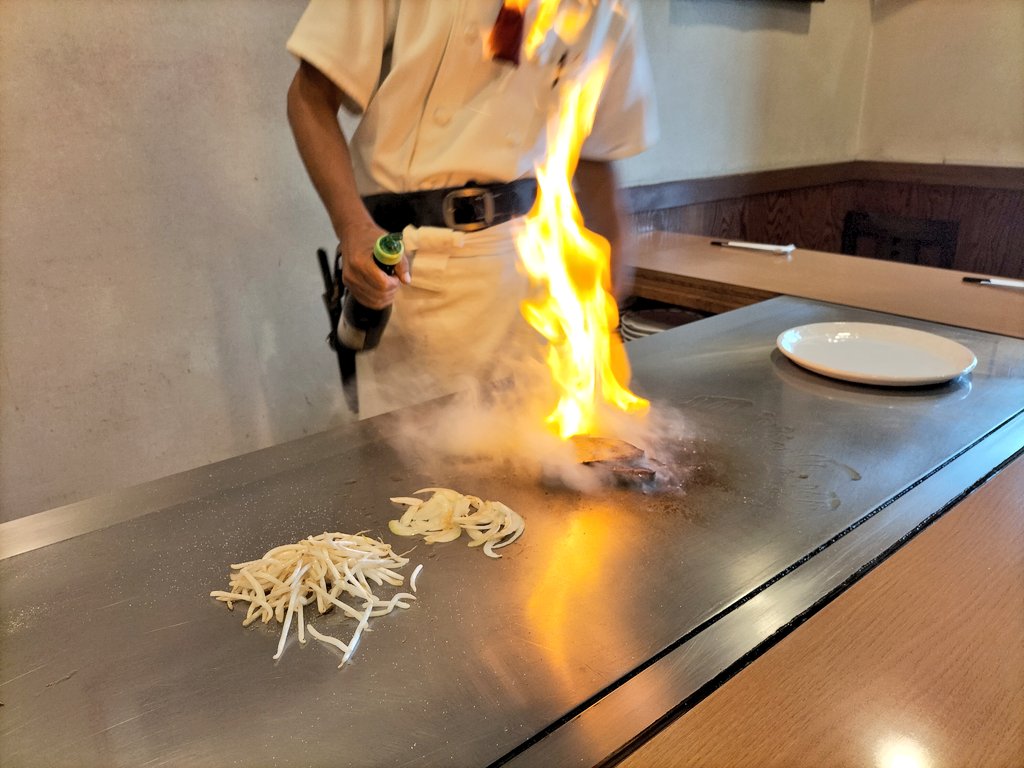 【よしいのおみせ】より 「ステーキハウス ラプス」さんのお魚とステーキのランチ✨ジュワ〜っと美味しい香りと共に目の前で焼いて下さるし魚と肉両方を楽しめる嬉しいランチ💕見て楽しい食べて美味しいお店です♫   吉井町池41 ランチ11:30～14:00 ディナー17:30～21:00 定休日:月曜日