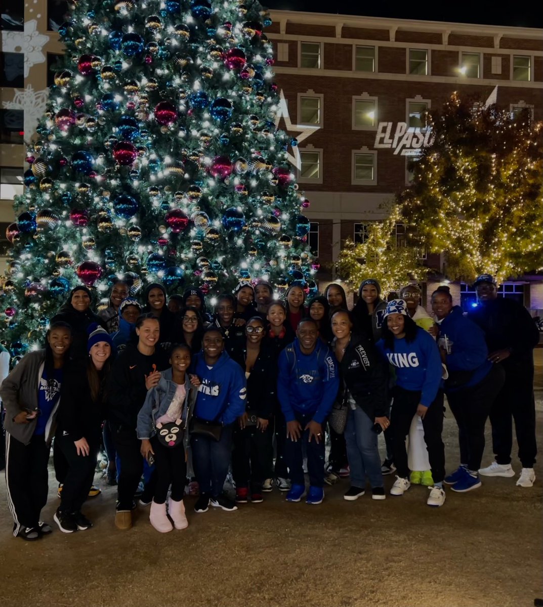 Panthers with our family. Lovely night to bond ⁦<a href="/Tona49875248/">Tona</a>⁩ ⁦⁦<a href="/AustinTGCA/">TGCA</a>⁩ ⁦<a href="/vypehouston/">VYPE Houston</a>⁩ ⁦<a href="/COACHPATROB/">COACH ROB</a>⁩ ⁦<a href="/CEKing_Football/">CE King Football</a>⁩ ⁦<a href="/CoachFitz85/">Derek Fitzhenry</a>⁩