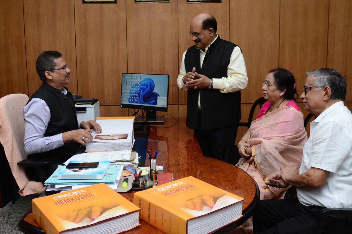 NationalLib_GoI's tweet photo. Group Chairman of Assam Daily Newspaper 'Pratidin' Mr. Jayant Barua handed over the Braille version of "Hemkos Dictionary", translated into Assamese language, to the DG of the @NationalLib_GoI, @DrAPSingh_BHU on last 30.11.2023.
#BooksforAll
#LibraryforAll
#KnowledgeIsPower https://t.co/CJwdiq3VjA