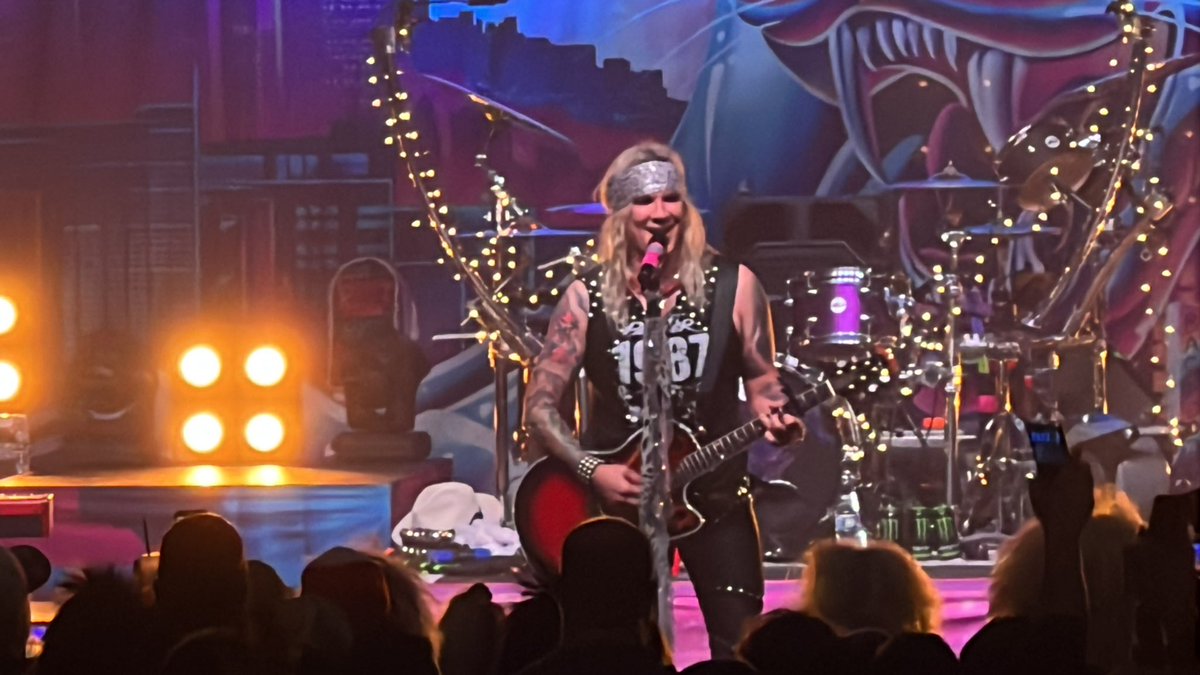 CreateWithSav's tweet photo. @MichaelStarrr @Steel_Panther next time you better bring me up on stage and sing Fat Girl ;) other than that what a show! #SteelPanther #OnTheProwlTour #HolidazeTour https://t.co/m9xRUNVO3r