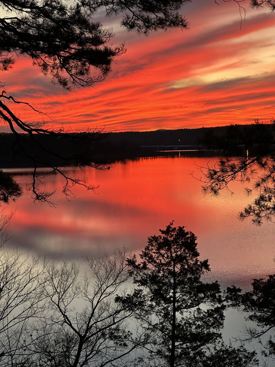 AtebSteve's tweet photo. @KATVBarry Thanksgiving day sunset Greers Ferry Lake Heber Springs. https://t.co/nxGHlN4TR0