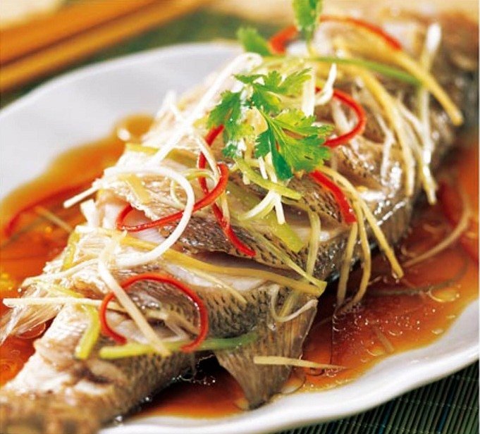 CÁ HẤP CHUA NGỌT NÓNG HÔI HỔI VỪA THỔI VỪA ĂN

Lạnh rồi. Lại đói nữa. Gắp miếng cá hấp nóng hổi cuốn với rau xanh chấm ngập trong xì dầu tỏi ớt.
Vừa cay vừa nóng. Ôi!! Ngon nuốt lưỡi