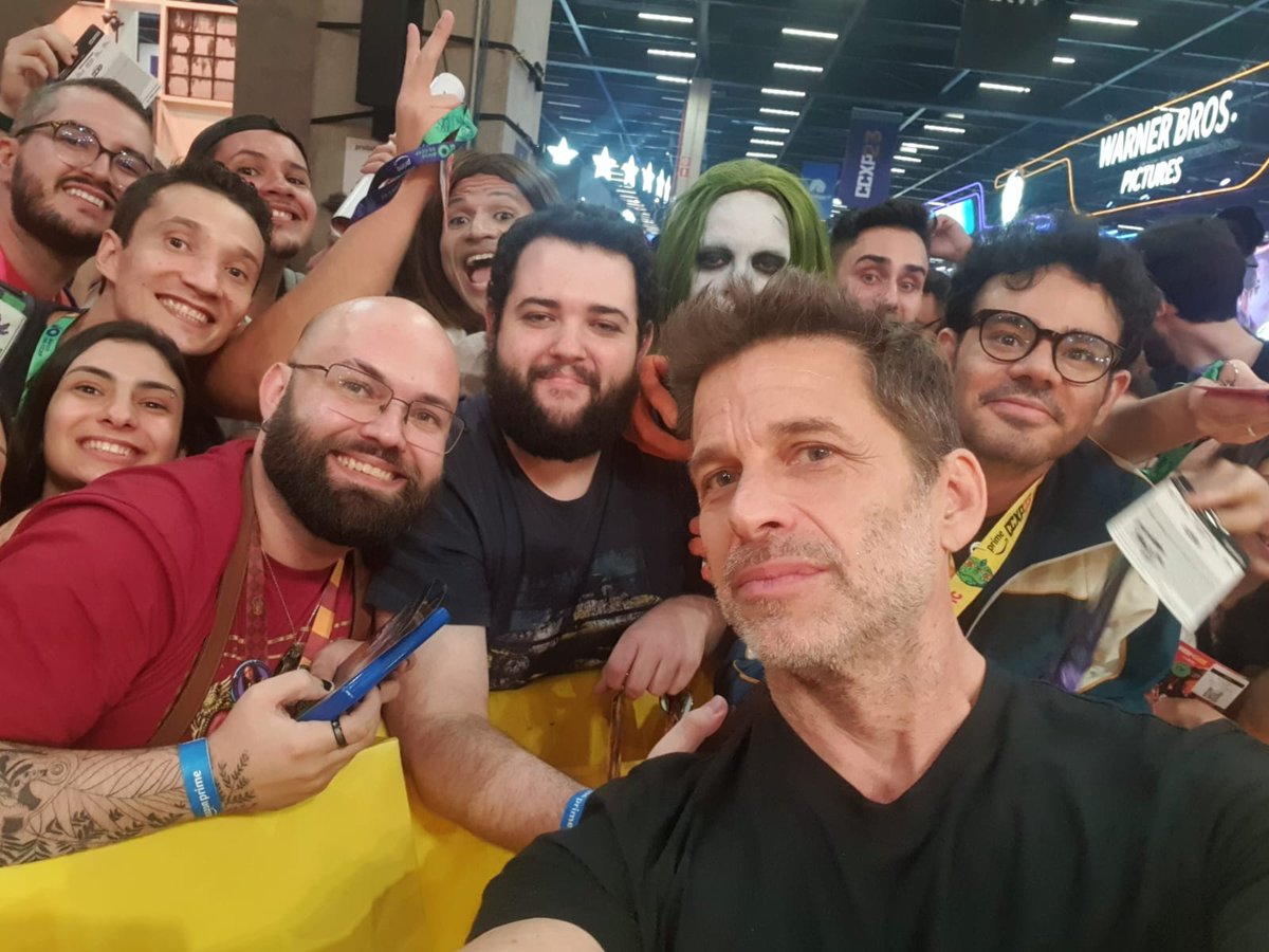 vladzero's tweet image. Indo dormir feliz sabendo que tenho uma foto e autógrafo do lendário Zack Snyder. #CCXP23