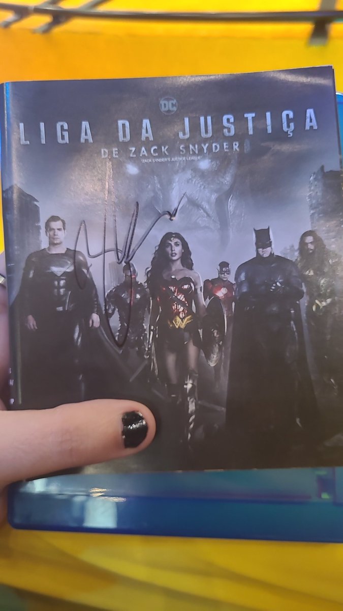 vladzero's tweet image. Indo dormir feliz sabendo que tenho uma foto e autógrafo do lendário Zack Snyder. #CCXP23