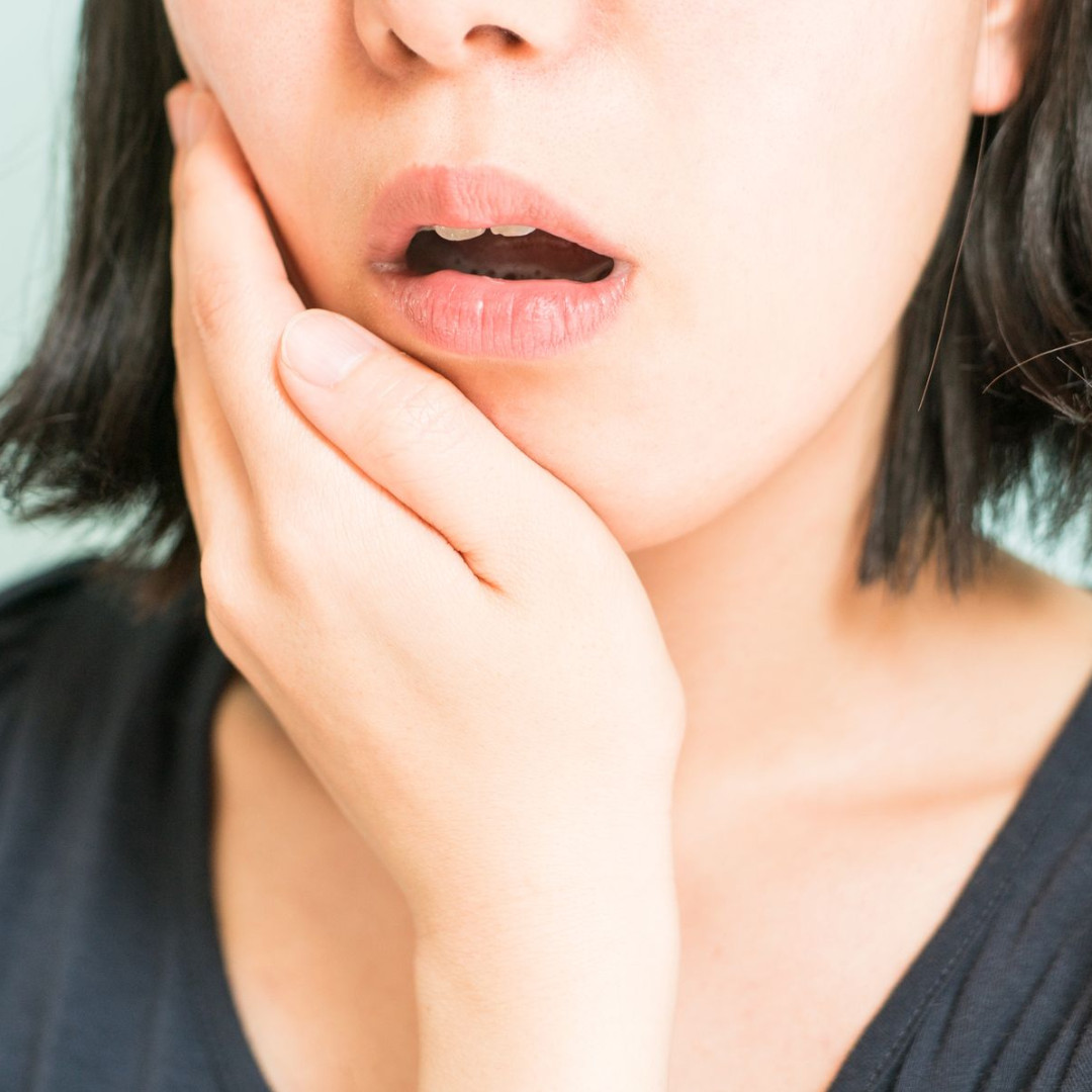 What are the signs that may point to teeth grinding?

(A) Worn teeth
(B) Tense facial and jaw muscles
(C) Chipped or cracked teeth
(D) All the above