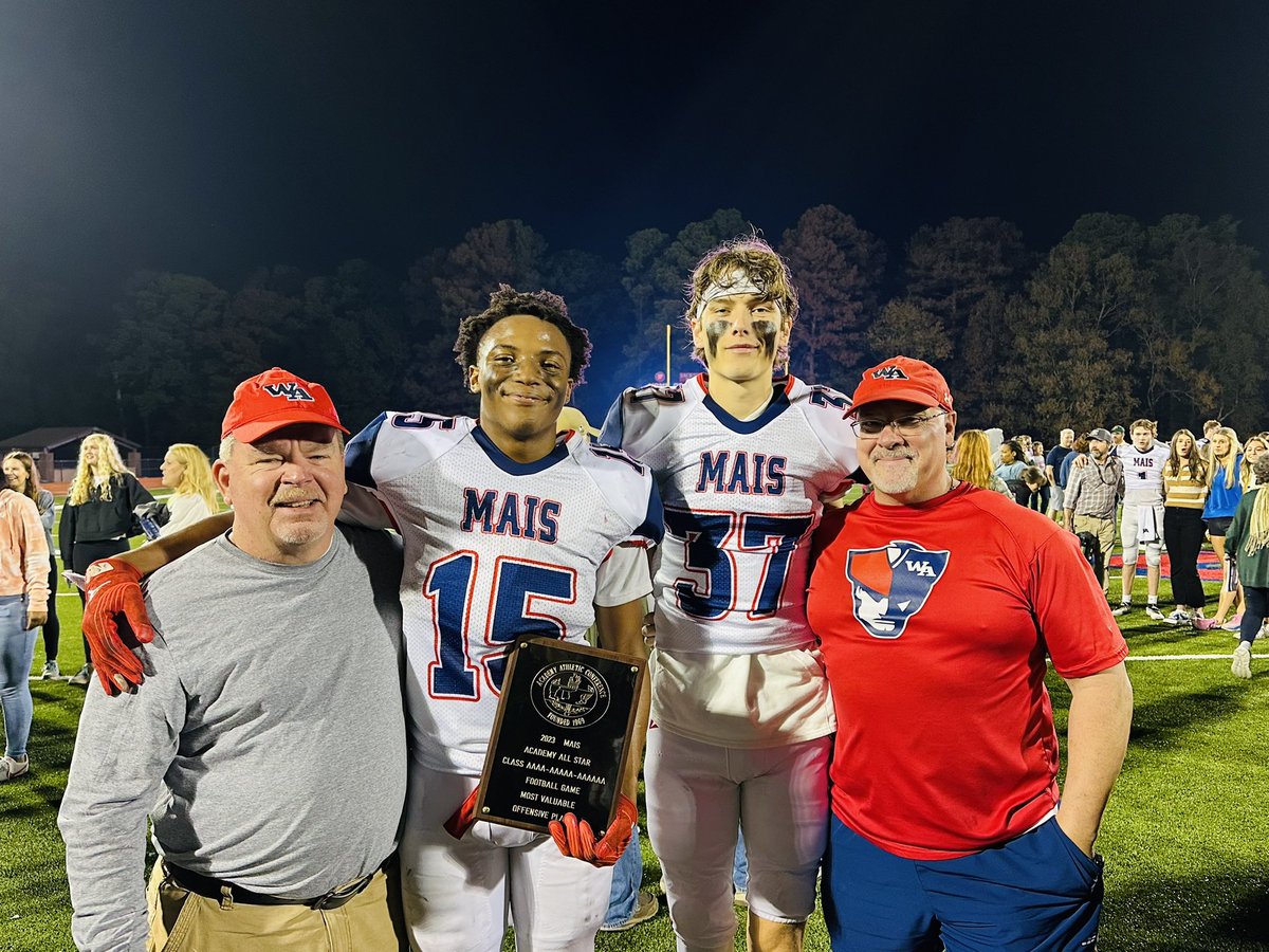Truly a blessing to get to see <a href="/omarthagoat3/">omar scott ✞</a> &amp; <a href="/BrysonWright_15/">Bryson Wright</a> on the field together 1 more time. Privilege to watch them mature into good players &amp; fine young men. We’ll miss em.