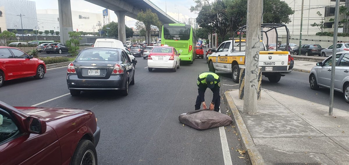 En atención a @aide_lachina, se informa que acudió al lugar policia de #TransitoGCDMX y retiro el objeto que se encontraba en la vialidad.