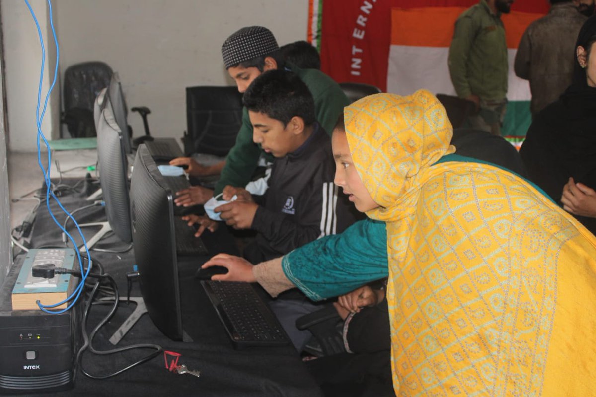 FairoozAhmad5's tweet photo. Computer literacy is not just about understanding technology, it's about unlocking opportunities, fostering creativity and driving societal progress. 
#WorldComputerLiteracyDay
#DigitalLiteracy
#TechLiteracyWave
#KeyToTechWisdom https://t.co/gbGsa5Gv52