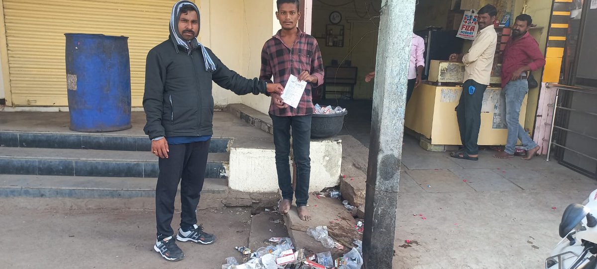 KalaburgiCorp's tweet photo. #mygarbagemyresponsibility
Health Inspector Tukkareddy ensured that the littered garbage is picked up by the owner/vendor. Avoid littering. Keep the dustbins. An appeal to the citizens, vendors from City Corporation. https://t.co/7ELWLYzlFM