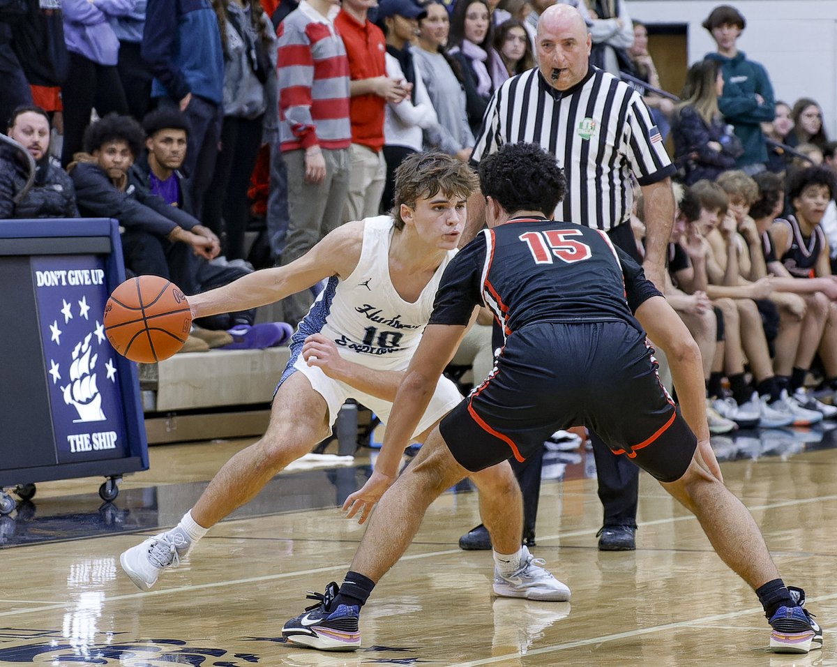 Hudson Boys Basketball opens the season with a 53-30 win over Kent Roosevelt. Pics from the game can be seen @ flickr.com/photos/klemenc… @HudsonHoops_ @rriderathletics @JLRSports @Tom_Nader